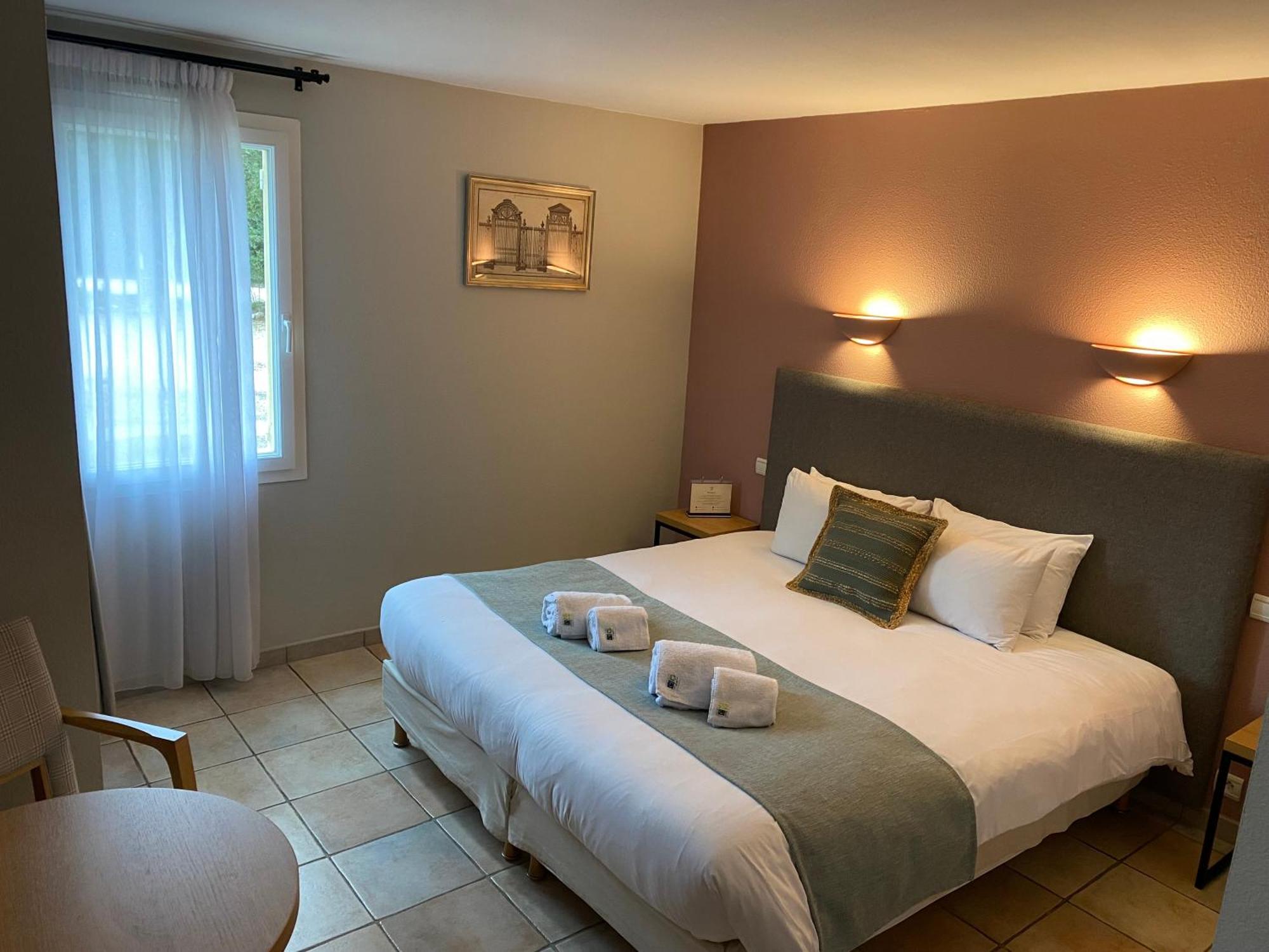 Logis La Bastide De Grignan Hotel & Restaurant "La Chenaie" Exteriör bild