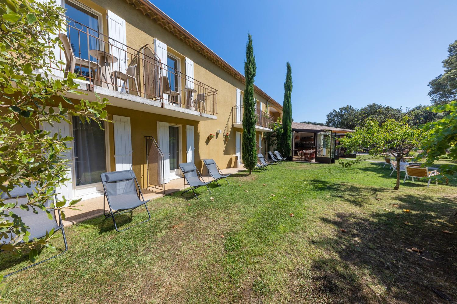 Logis La Bastide De Grignan Hotel & Restaurant "La Chenaie" Exteriör bild