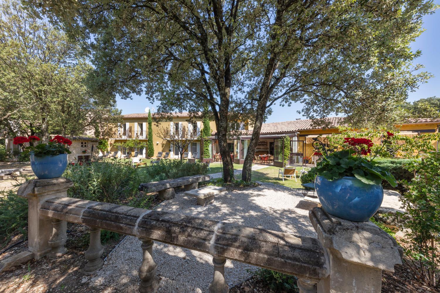 Logis La Bastide De Grignan Hotel & Restaurant "La Chenaie" Exteriör bild