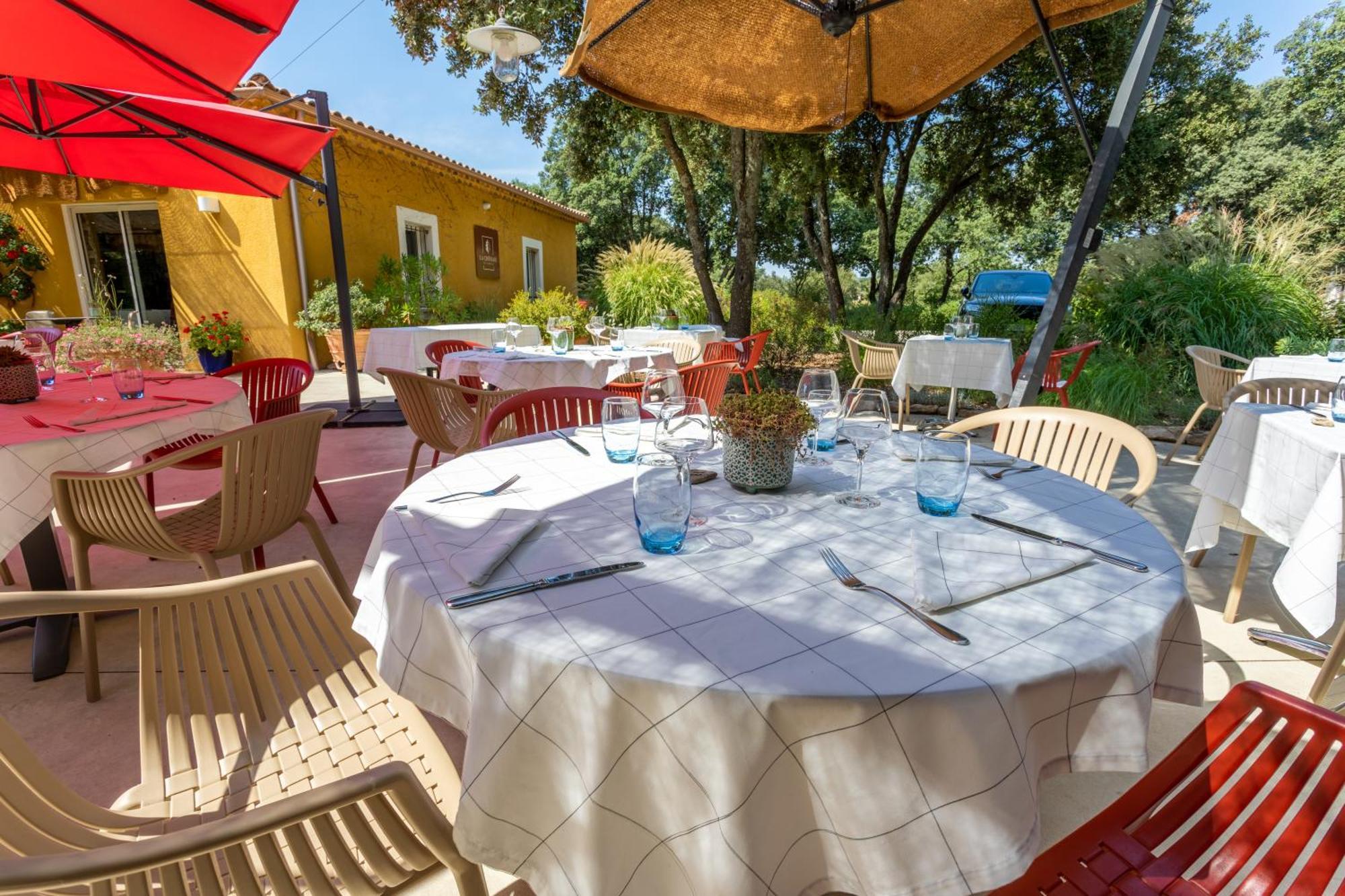 Logis La Bastide De Grignan Hotel & Restaurant "La Chenaie" Exteriör bild